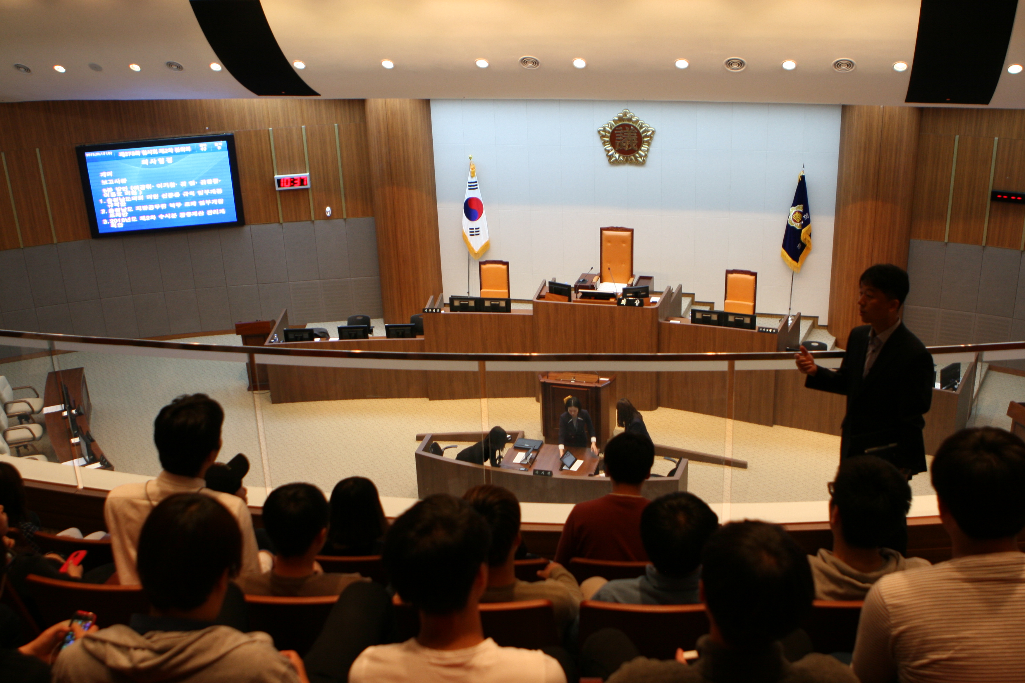 충남도의회 방청 장면(우측 인솔자 안내)