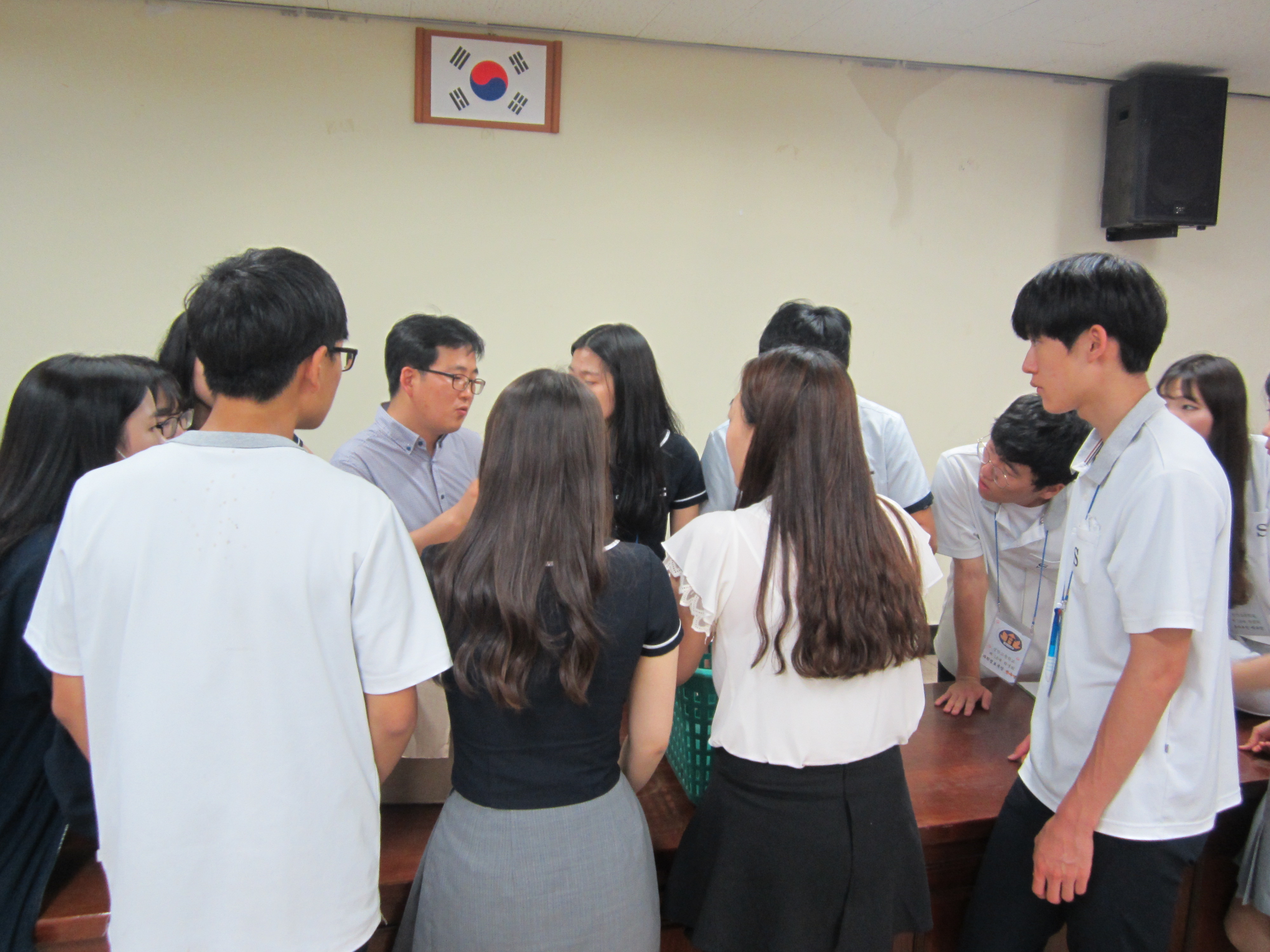 두번째 사진설명입니다.개표장에서 정확한 개표를 위해 고심하는 학생들의 모습