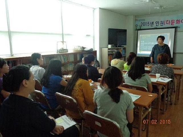 (사진1) 민주주의와 선거제도에 대하여 이론강의를 듣고 있는 모습입니다.