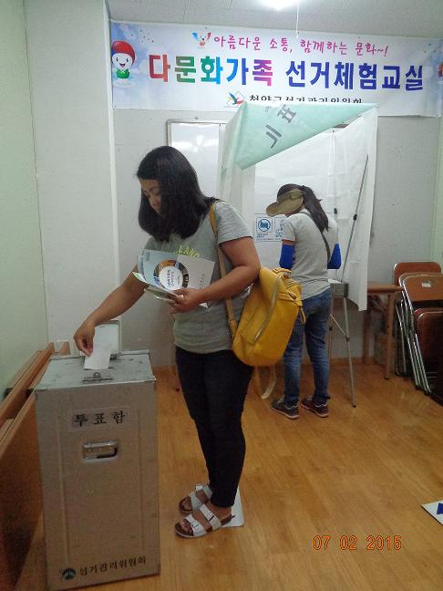 (사진4) 투표함에 투표용지를 넣는 모습입니다.