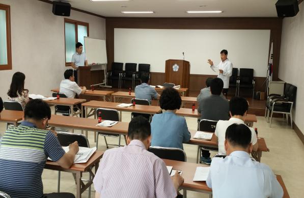 전주시완산구선거관리위원회(위원장 김도균)는 오는 7월 22일 실시예정인 전주농협조합장 보궐선거와 관련하여 입후보안내설명회를 7월 1일(수) 오후1시30분에 완산구선관위 회의실에서 개최하였습니다.입후보안내장면