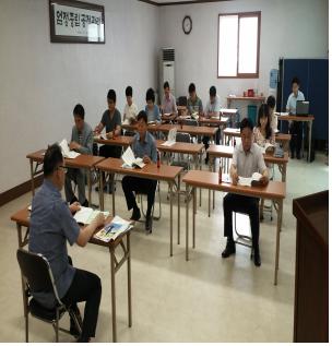 전주시완산구선거관리위원회(위원장 김도균)는 오는 7월 22일 실시예정인 전주농협조합장 보궐선거와 관련하여 입후보안내설명회를 7월 1일(수) 오후1시30분에 완산구선관위 회의실에서 개최하였습니다. 입후보안내설명회장면