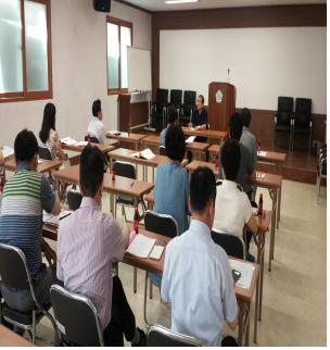 전주시완산구선거관리위원회(위원장 김도균)는 오는 7월 22일 실시예정인 전주농협조합장 보궐선거와 관련하여 입후보안내설명회를 7월 1일(수) 오후1시30분에 완산구선관위 회의실에서 개최하였습니다. .입후보안내설명회장면