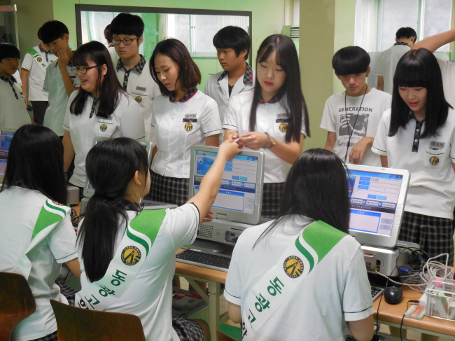 동광고 학생임원선거를 터치시스템 투.개표시스템을 활용하여 지원하고 있는 모습의 사진입니다.