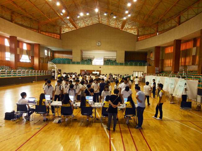 안양공고 학생들이 사전투표운용장비을 이용하여 본인확인 후 투표용지를 교부받고 기표대에서 투표하고 있는 모습의 사진입니다.