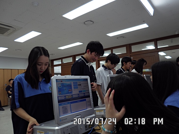 학생회 임원선거에 참여한 매홀고 학생이 투표권카드를 발급받기 위해 지문인식을 하고 있는 모습의 사진