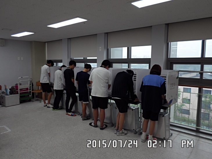 매홀고 학생들이 터치스크린으로 투표를 하고 있는 모습의 사진입니다