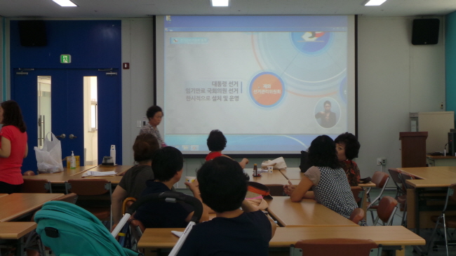 이미지 내용은 중앙선거관리위원회 제작한 사전투표안내 및 상시기관 홍보 영상콘텐츠을 시청하고 있는 교육생들 모습을 촬영한 사진입니다.