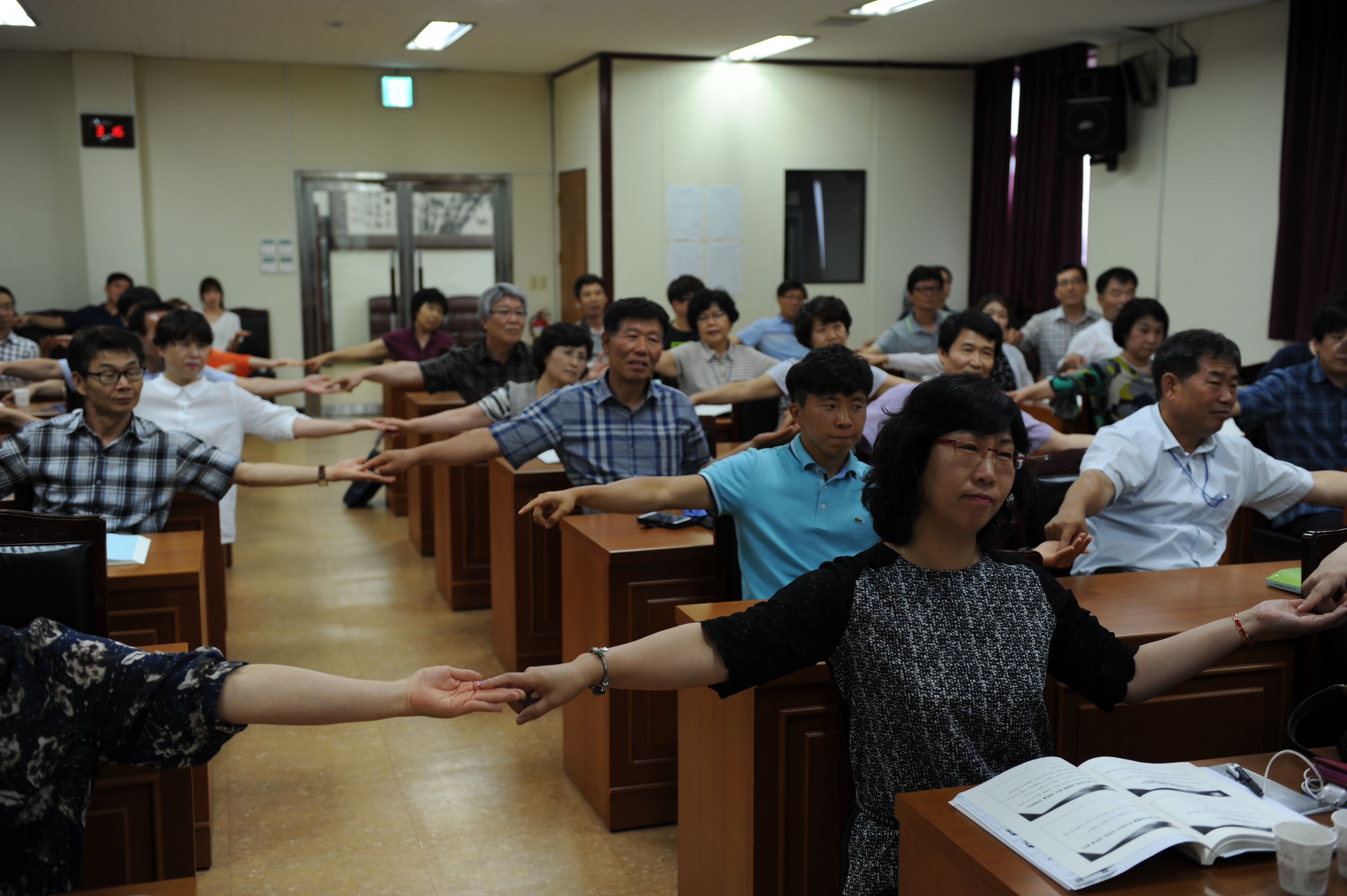 레크리에이션 방법론에 관한 수업중 서로의 손을 잡고 실습해보고 있는 모습