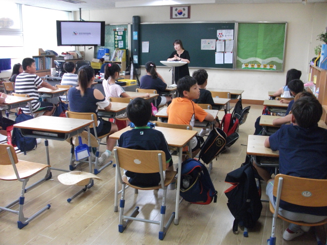 민주주의 강의 및 공명선거 동영상을 시청하고 있는 모습의 사진입니다.