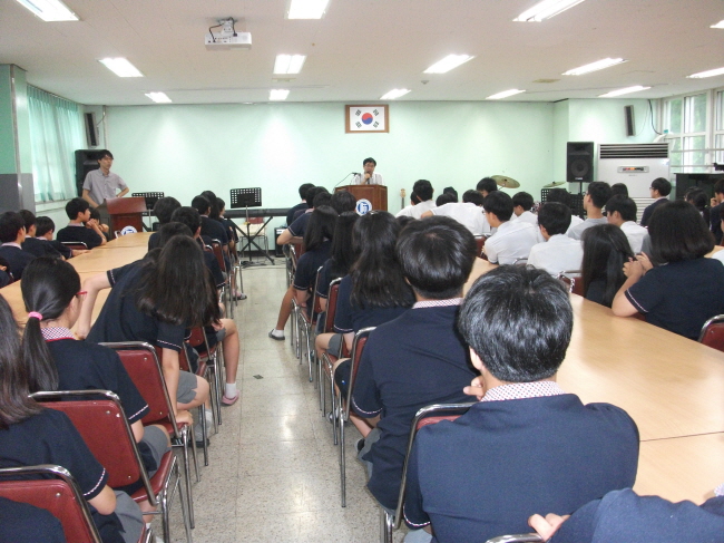 용인시처인구위원회 임동수 관리계장이 남사중학교 학생을 대상으로 공명선거 강의 모습의 사진입니다.