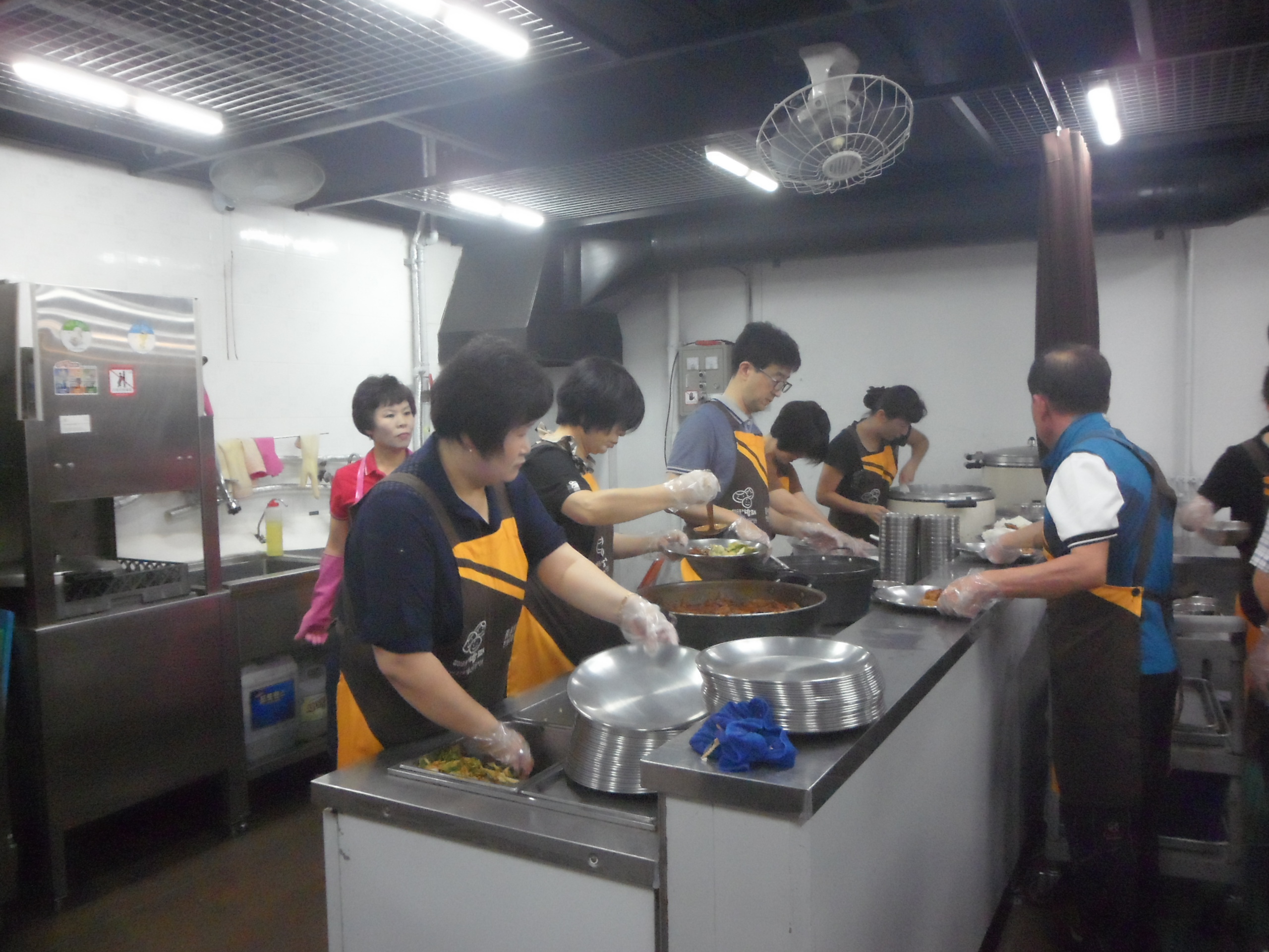 오늘의 메뉴는 꽁치찌게로 배식하는 장면