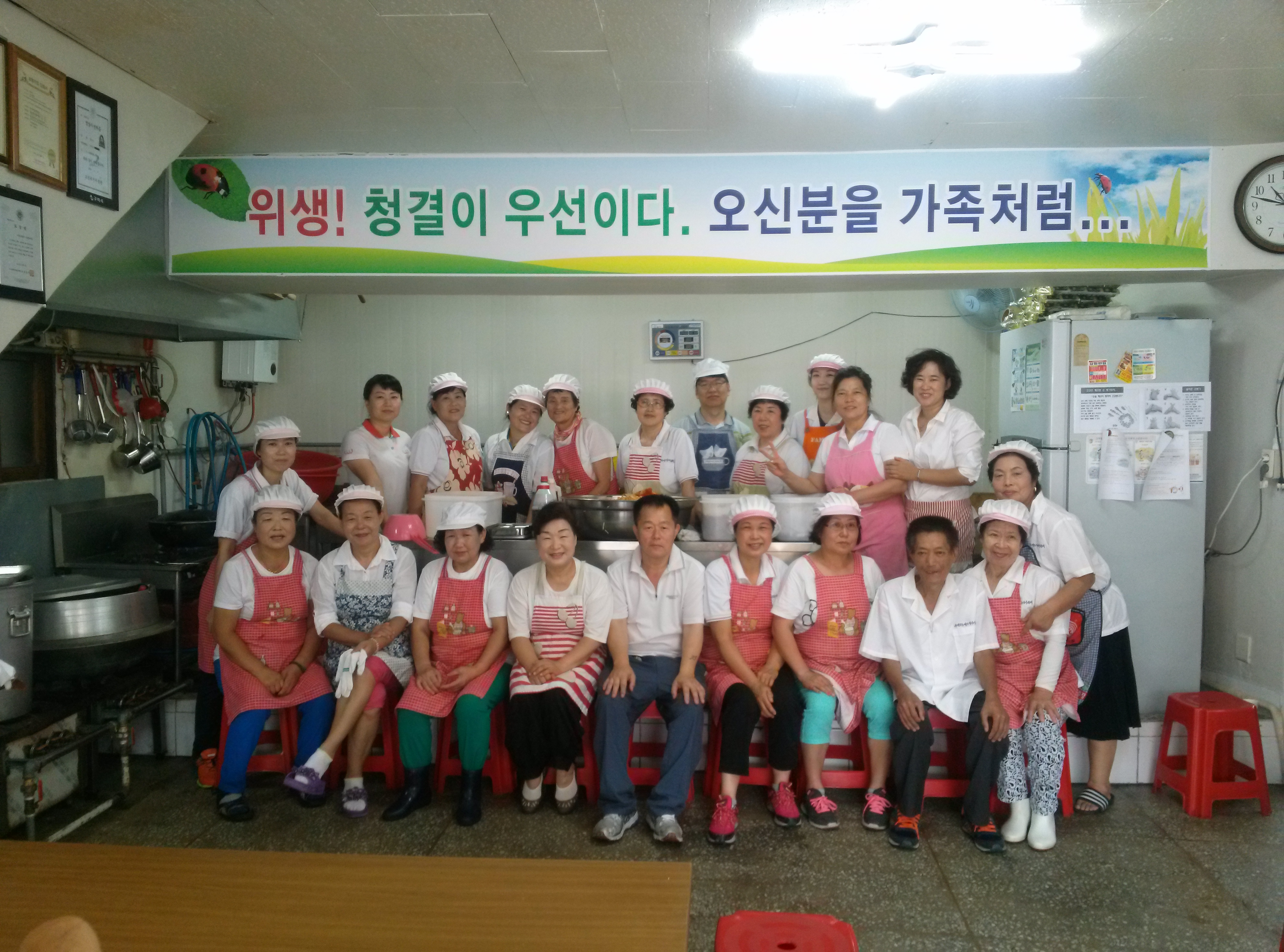배식 준비 후 모든 자원봉사자들과 함께 사진 한 컷