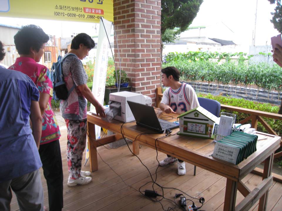 시흥시선거관리위원회는 지역문화센터와 연계한 문화교실 교육생을 대상으로 내년 제20대 국회의원선거의 사전투표 제도 안내 및 투표용지발급기를 이용한 선거체험 행사 등을 실시하였습니다. 자세한 이미지 설명은 본문의 내용을 참고하시기 바랍니다.