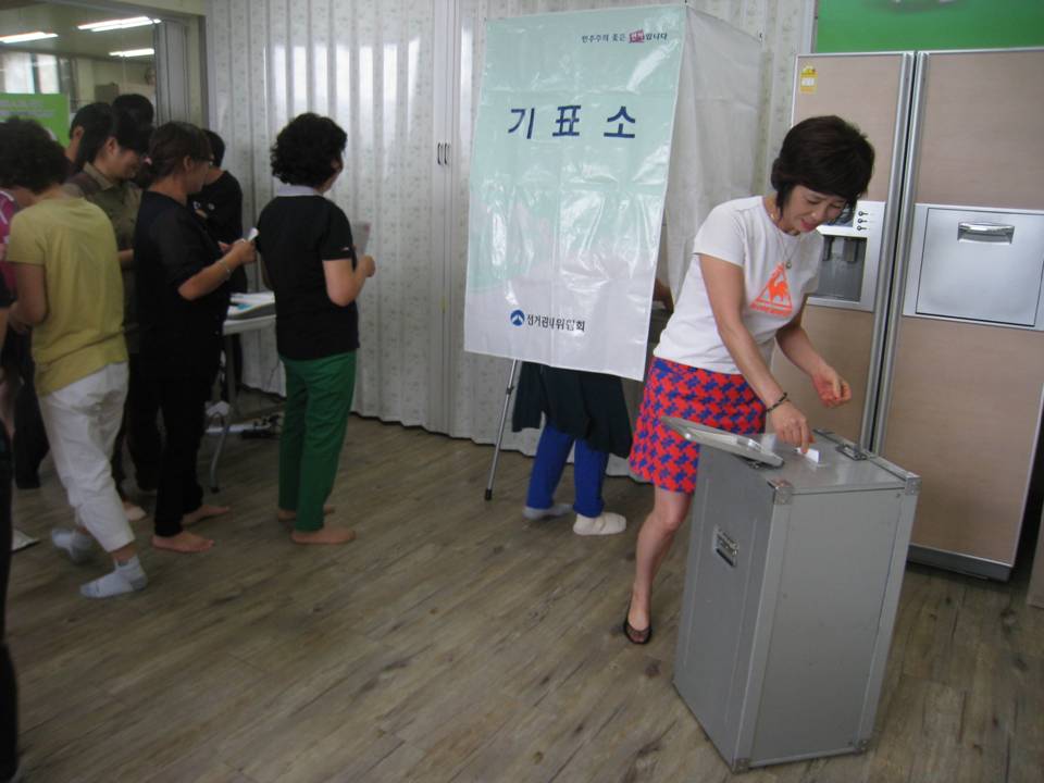 시흥시선거관리위원회는 지역문화센터 문화교실 교육생을 대상으로 내년 제20대 국회의원선거의 사전투표 제도 안내 및 투표용지발급기를 이용한 선거체험 행사 등을 실시하였습니다. 자세한 이미지 설명은 본문의 내용을 참고하시기 바랍니다. 