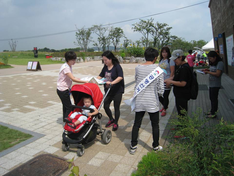 제10회 시흥갯골축제와 연계한 주권의식 함양 캠페인 활동 및 제20대 국회의원선거에 적극적인 참여와 관심을 당부하는 홍보활동 캠페인을  실시하였습니다. 자세한 이미지 설명은 본문의 내용을 참고하시기 바랍니다.