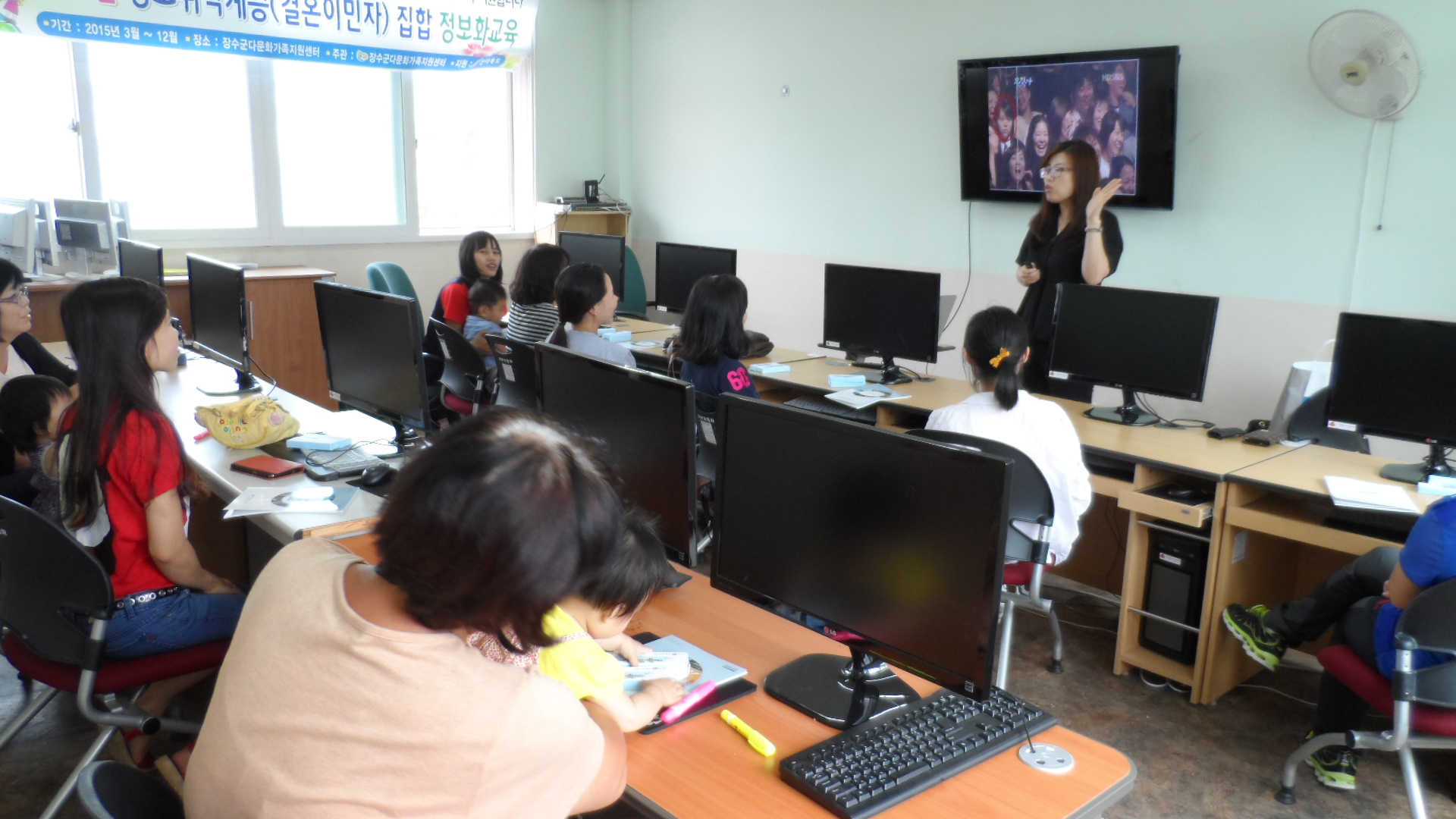 '다문화가족 선거이야기'를 주제로 다문화가족에게 선거제도와 정치문화 등을 안내하고 있습니다.