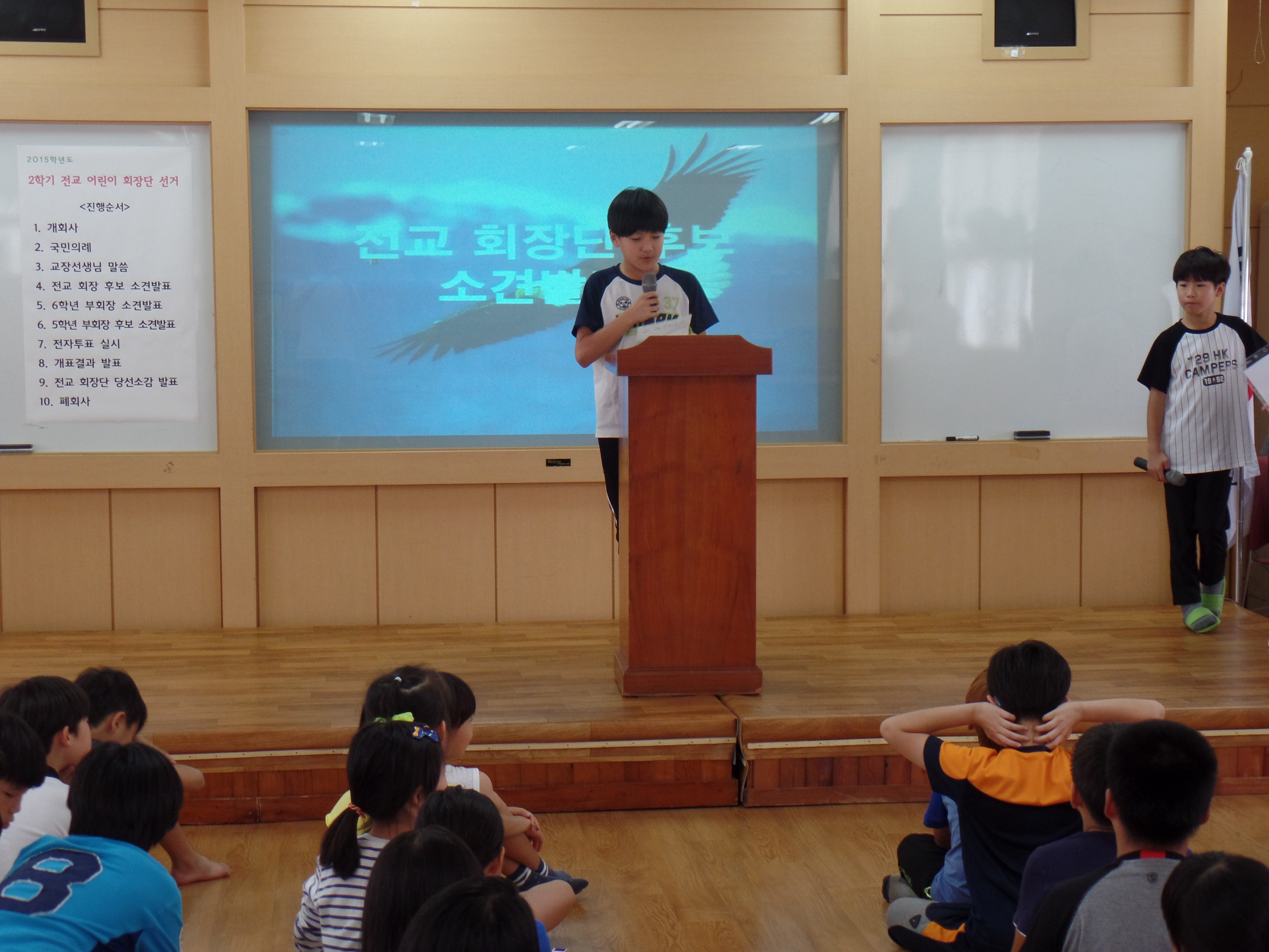 소견발표 중입니다. 어머님들이 써주신 건지는 몰라도 멘트들이 비슷하고 은근히 상대후보를 디스하기도 합니다.