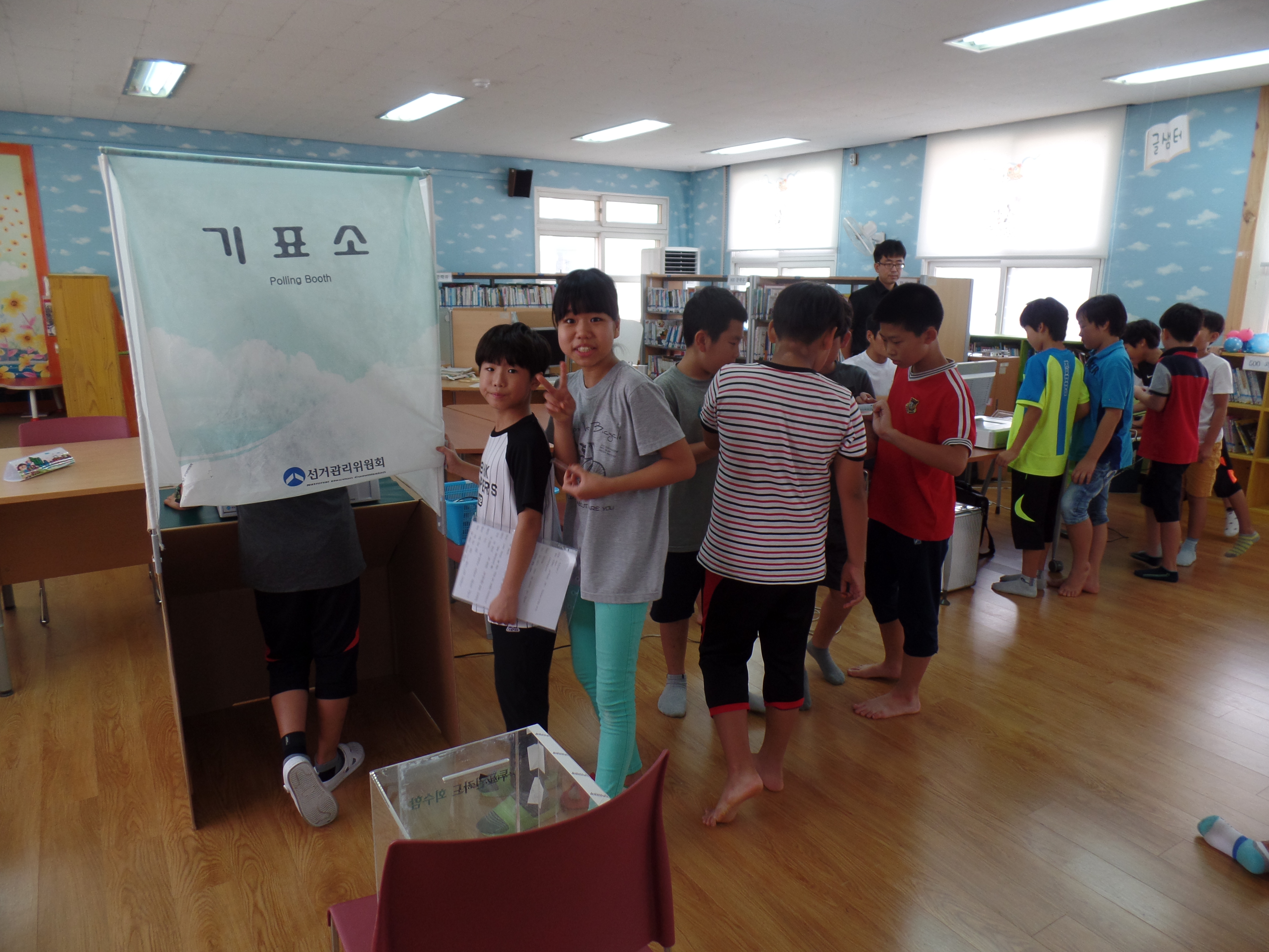 사진을 찍으려니 호응을 해주고 있습니다. 손에 흰 종이판을 들고 있는 꼬마, 목소리 정말 큽디다.