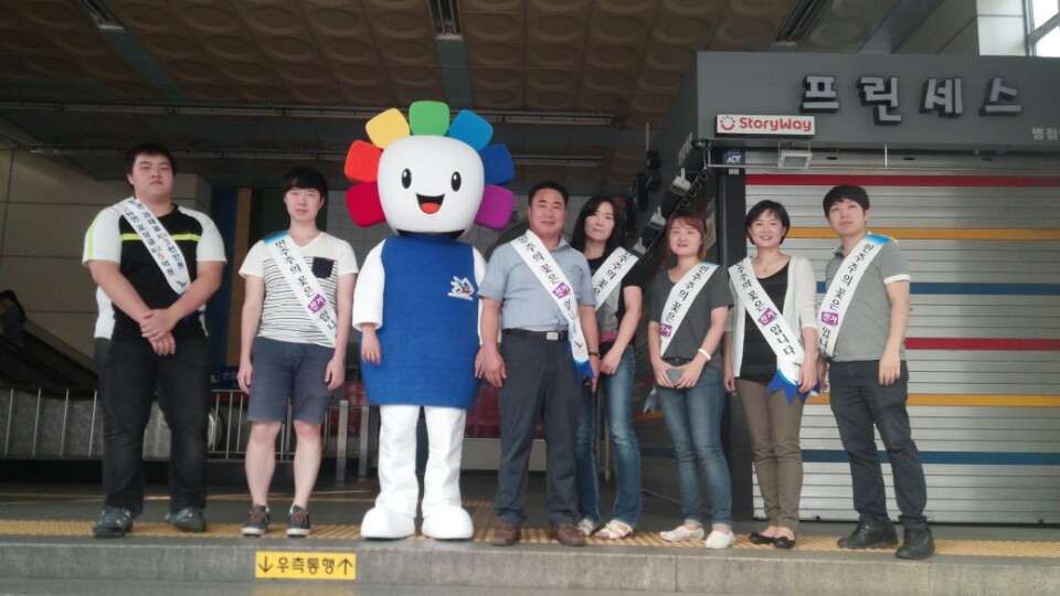 캠페인 종료 후 위원회 홍보캐릭터 참참이와 함께 기념촬영한 단체사진입니다.