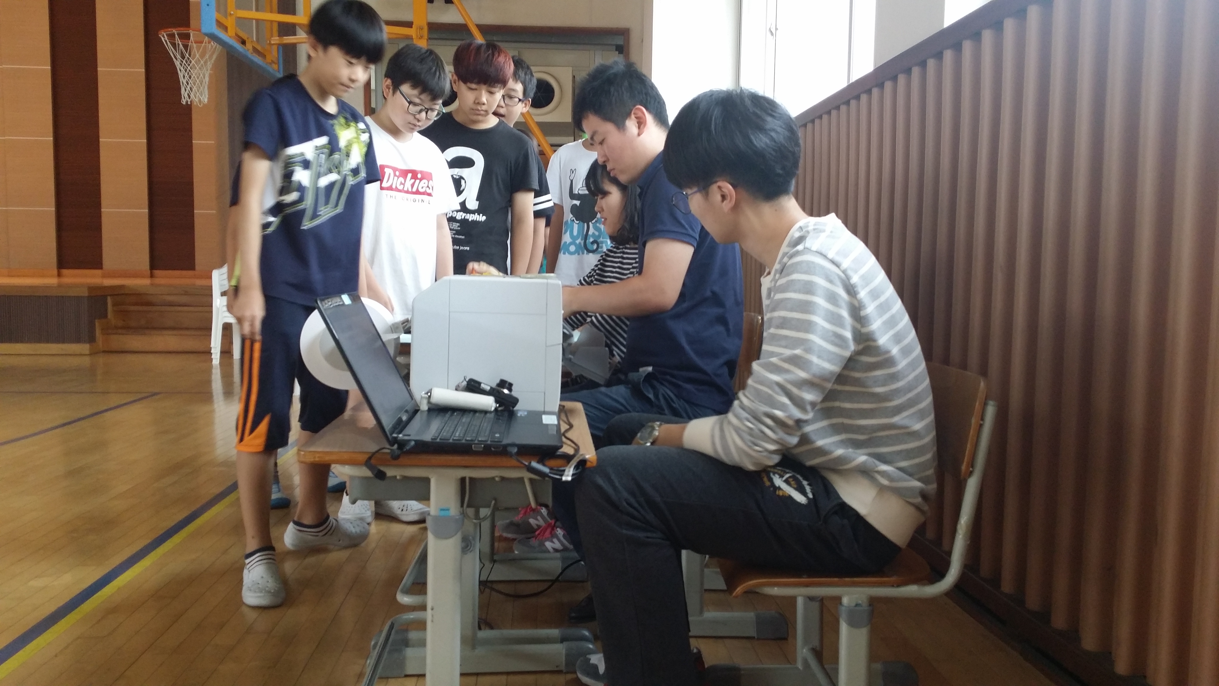 금암초등학교 학생들이 투표용지발급기를 통하여 투표용지를 발급받고 있는 모습의 사진입니다.