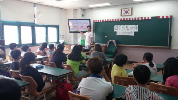 전주시완산구선거관리위원회(위원장 김도균)는 9월 4일 실시하는 전주평화초등학교와 전주우전초등학교 학생임원선거에 각각 온라인투표 및 터치스크린 투표시스템을 지원했습니다.평화초등학교에서 온라인 투표 절차 설명을 하고 있습니다.