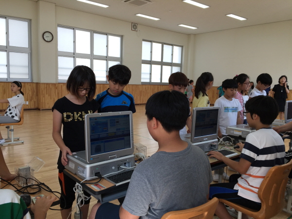 전주시완산구선거관리위원회(위원장 김도균)는 9월 4일 실시하는 전주평화초등학교와 전주우전초등학교 학생임원선거에 각각 온라인투표 및 터치스크린 투표시스템을 지원했습니다.우전초등학교에서 터치스크린 투표권 카드 발급을 하는 장면.