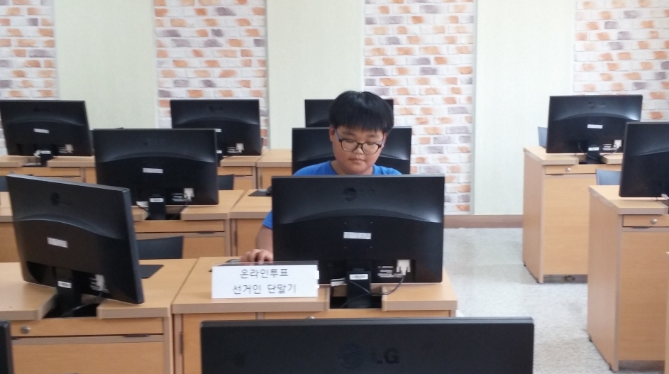 PC를 이용하여 현장투표를 실시하고 있는 학생들의 모습