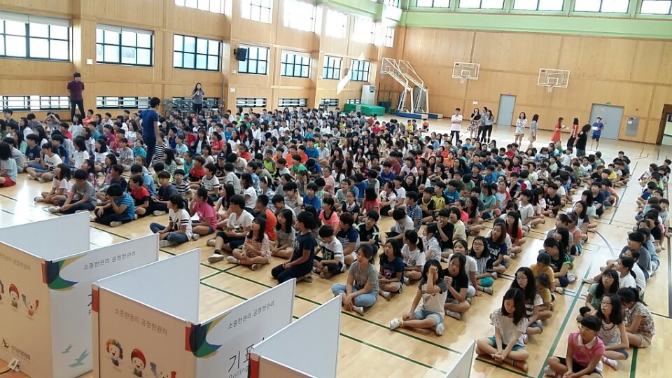 조촌초등학교 강당에 전교생들이 모여 앉아 후보자들의 정견발표를 듣고 있는 모습