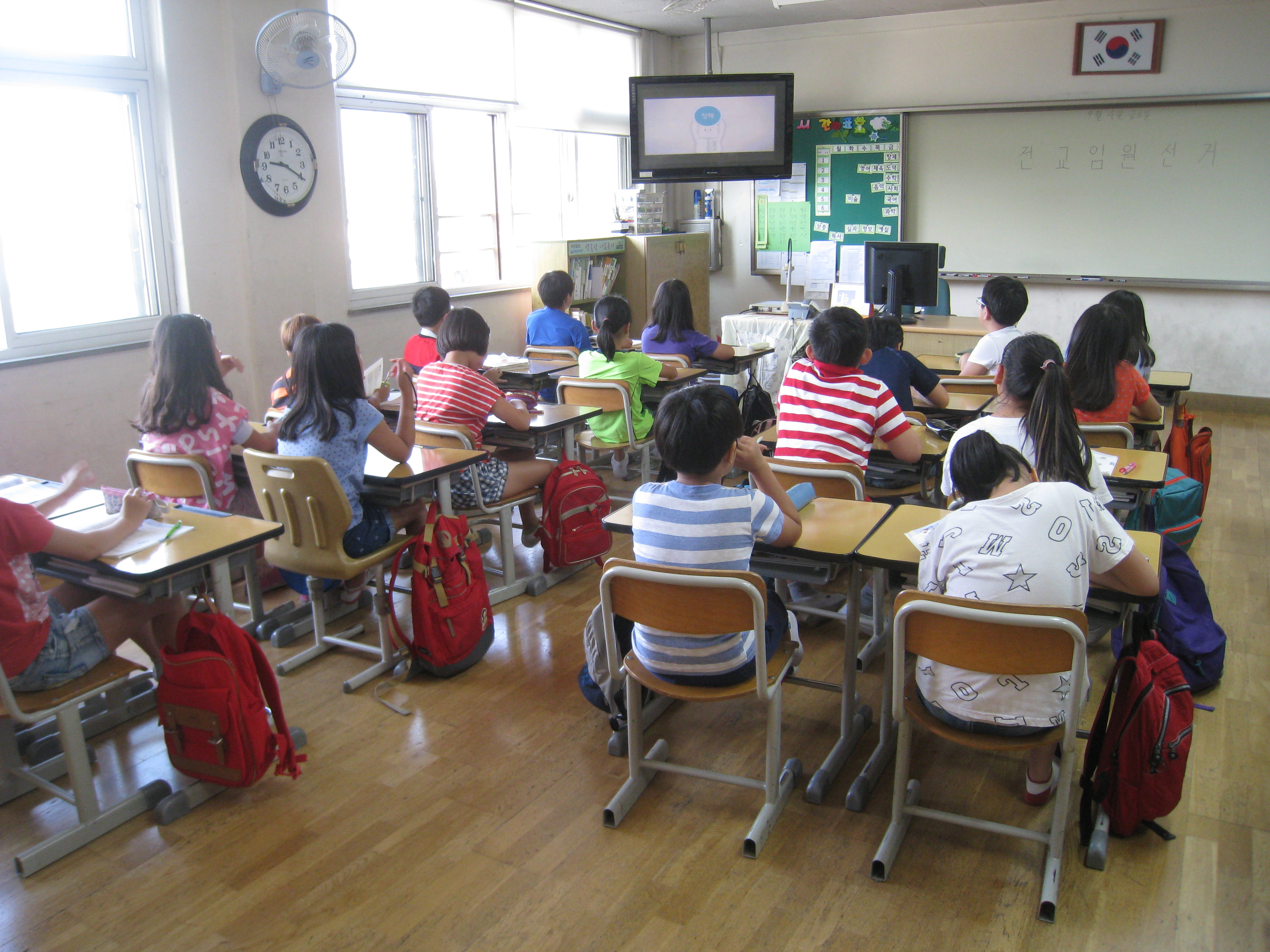 학생들이 교실에서 영상콘텐츠 [참참이와 함께하는 선거이야기]를 시청하고 있는 모습의 사진입니다.