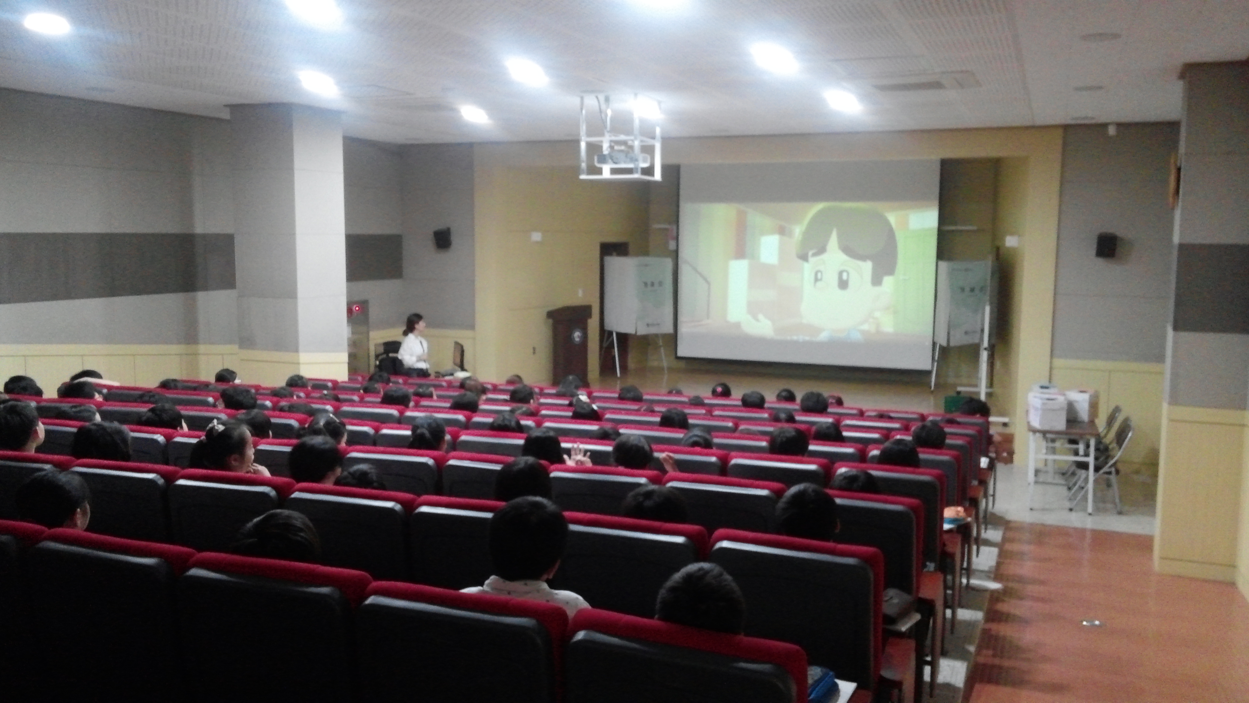 예원초등학교 학생들이 '참참이와 함께하는 선거이야기' 영상을 시청하고 있는 모습