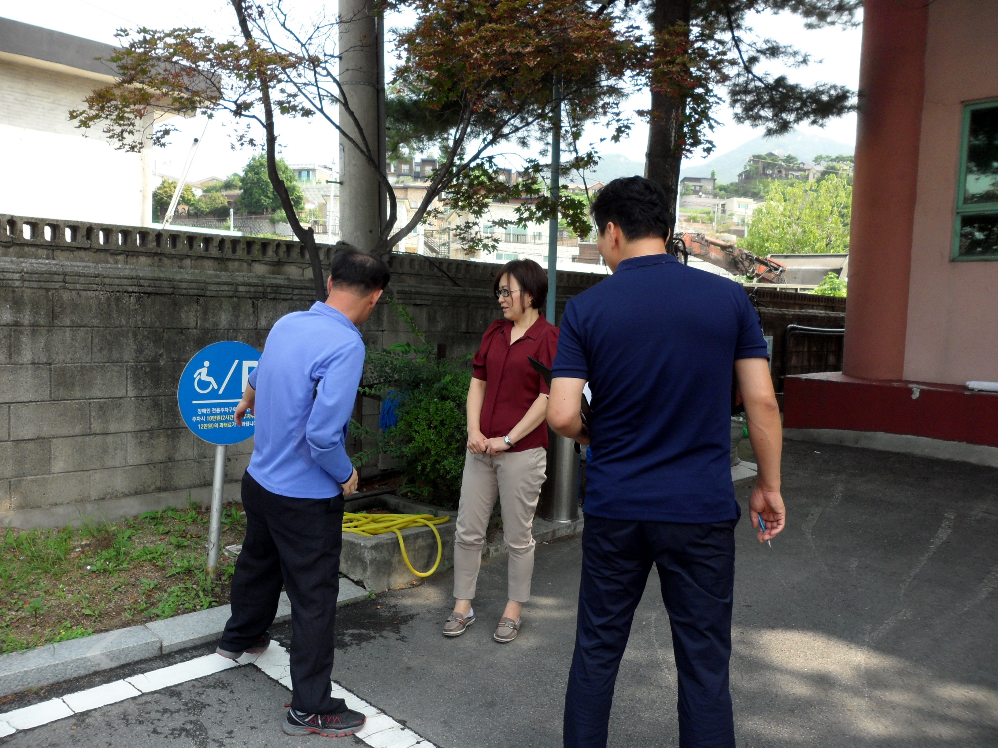 20대 국선에서 사용될 사전투표소 장애인 편의시설을 점검하고 있는 동두천시선관위와 경기도 지체장애인협회동두천시지회 직원