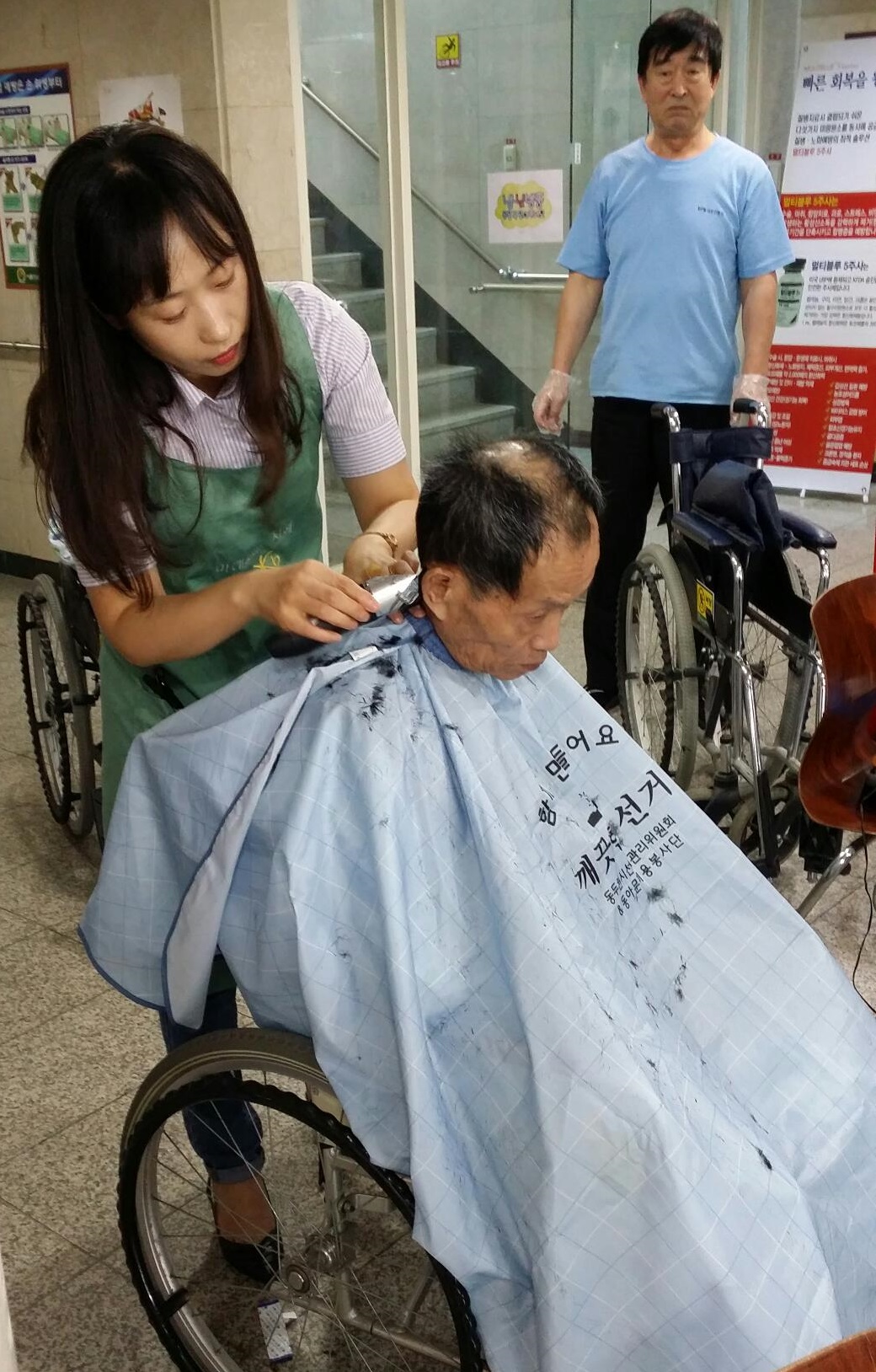 요양원 입소 어르신을 대상으로 미용봉사를 하고 있는 동두천선관위 직원 모습입니다.
