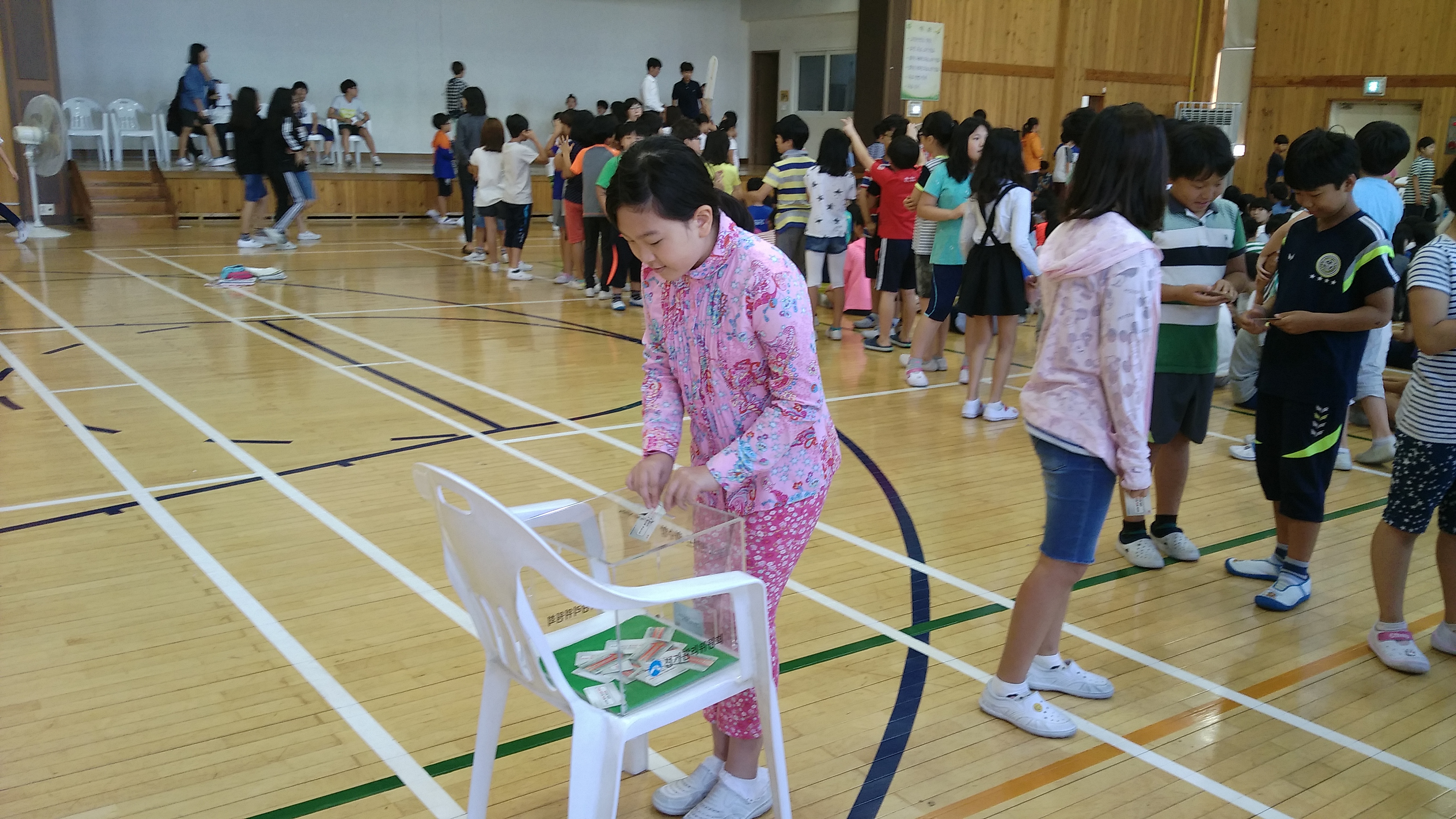 투표를 마친 학생이 선거권 카드를 회수함에 넣고 있는 모습