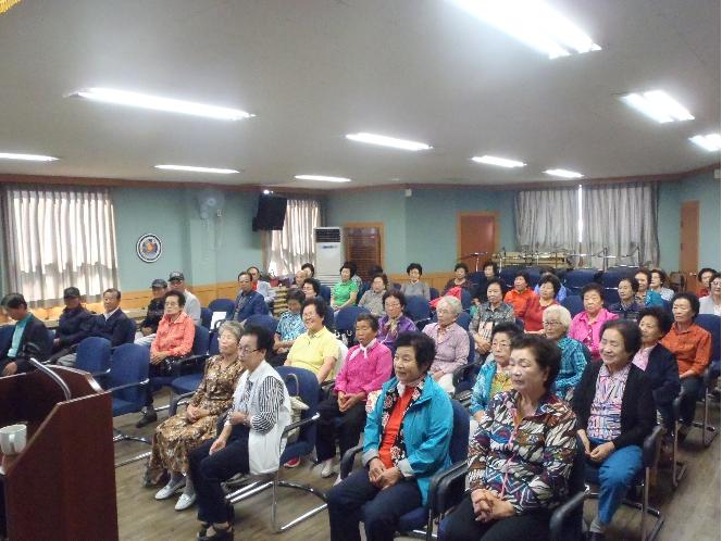 대한노인회 거창군지회 회원들이 강의를 진지하게 경청하고 있는 장면입니다.