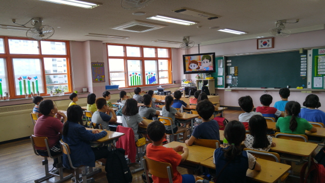 임원선거에 앞서 올바른 후보자를 뽑기 위하여 선관위에서 제공한 교육 동영상을 시청하는 학생들의 모습의 사진입？.