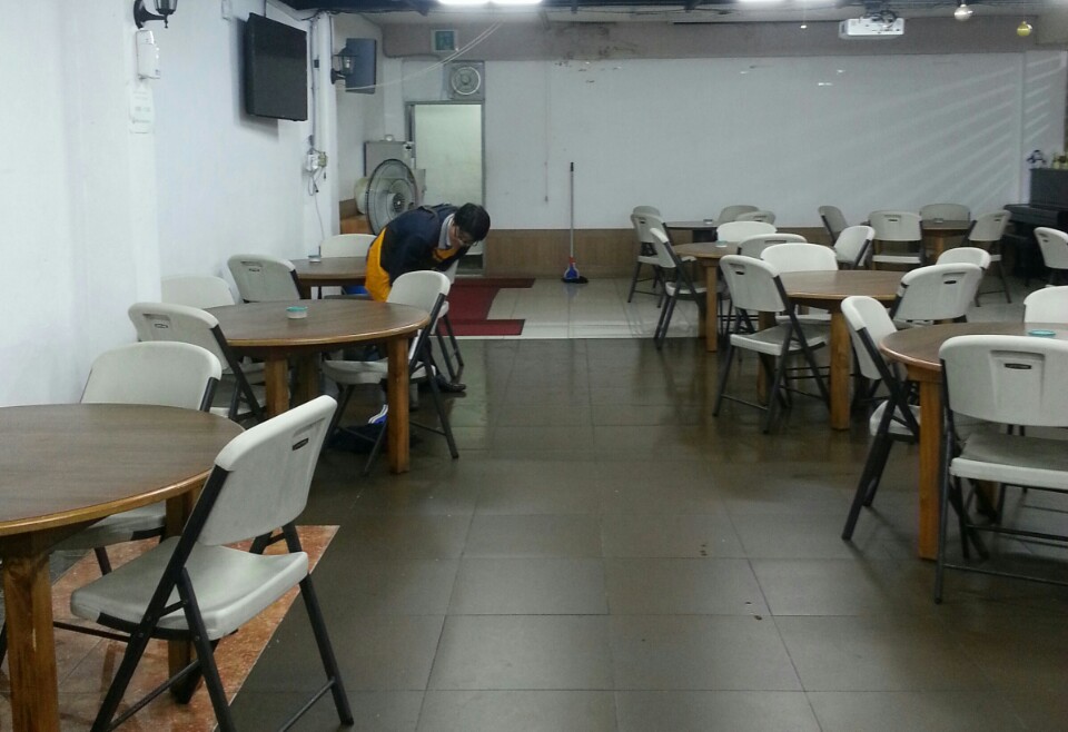 뒷정리인 걸레질하는 장면