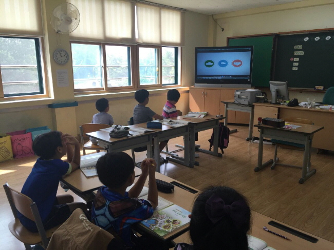 임원선거에 앞서 "참참이와 함께하는 선거이야기" 동영상을 시청하고 있는 학생들의 모습