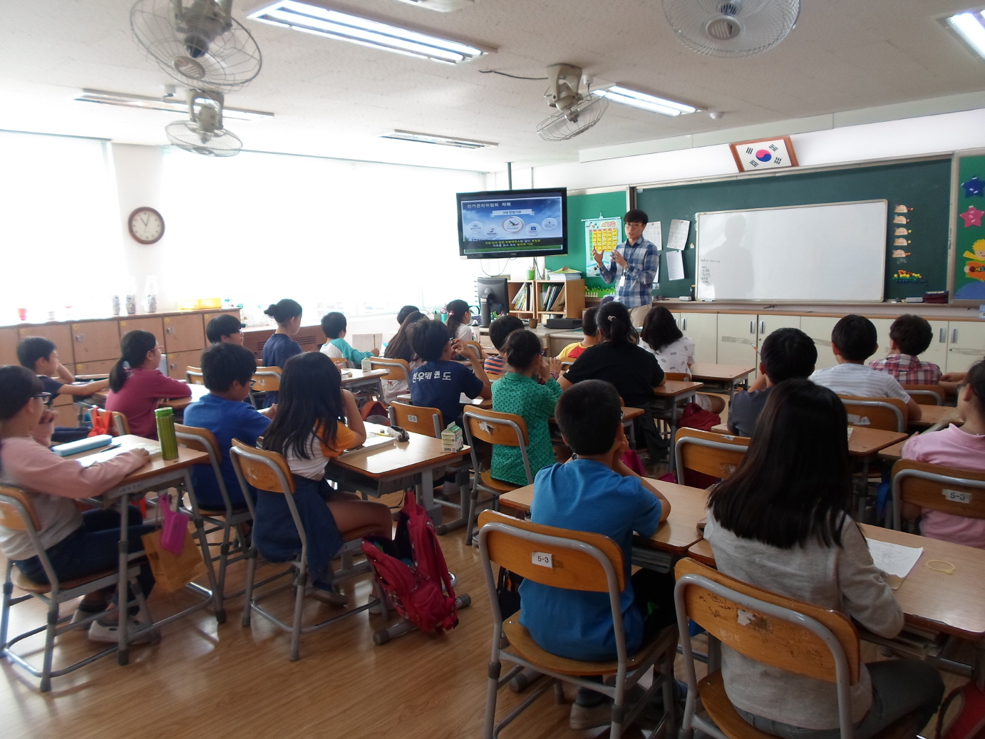 PPT를 활용한 이론강의시 학생들이 진지하게 경청하는 모습