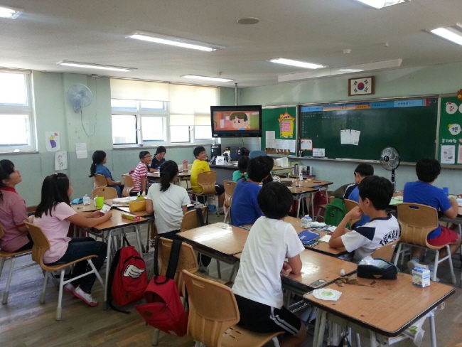 임원선거에 앞서 올바른 후보자를 뽑기 위하여 선관위에서 제공한 교육 동영상을 시청하는 학생들의 모습
