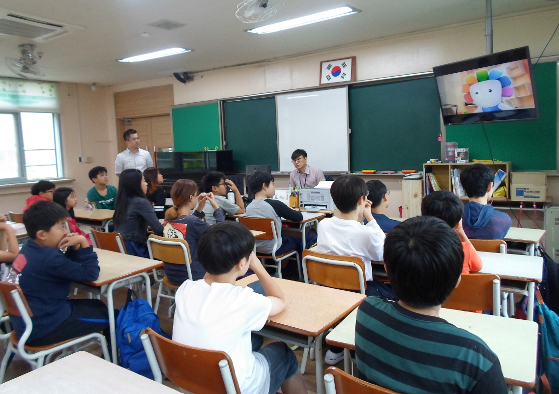 학생들이 참참이와 함께하는 선거이야기 영상을 시청하는 모습