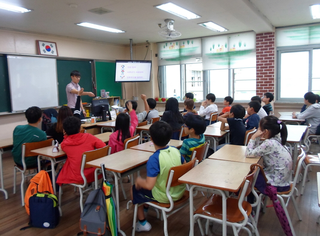 PPT를 활용한 이론강의시 학생들이 진지한 태도로 수업에 참여하는 모습