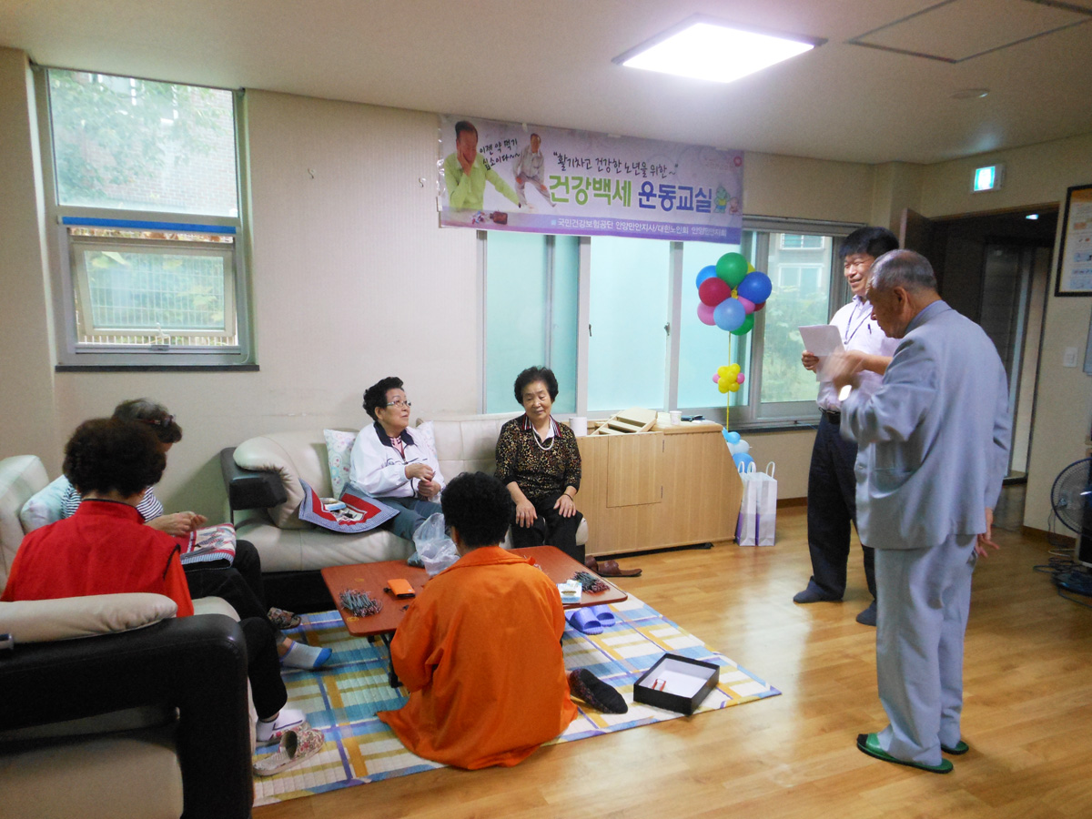 선거법 위반행위 등에 대한 안내 중 경로당 회장님이 선거법 준수를 당부하는 모습