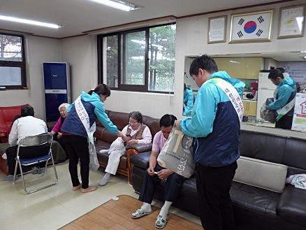 오산시선거관리위원회에서 관내 경로당의 어르신들께 제20대 국회의원선거 일정에 대해 안내하며 공명선거를 당부하는 모습의 사진입니다