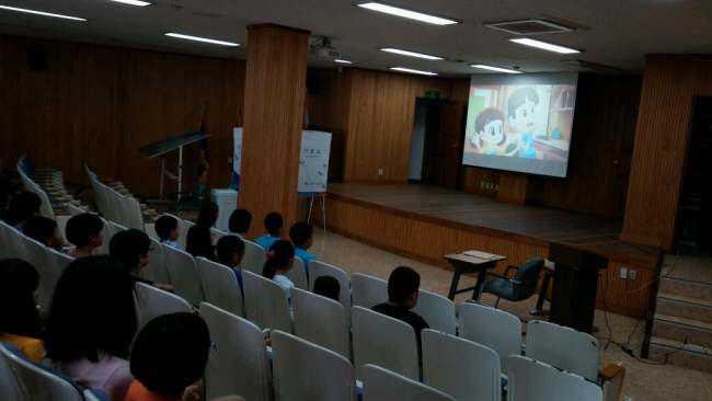 임원선거에 앞서 올바른 후보자를 뽑기위하여 "참참이와 함께하는 선거이야기" 동영상을 시청하고 있는 학생들의 모습