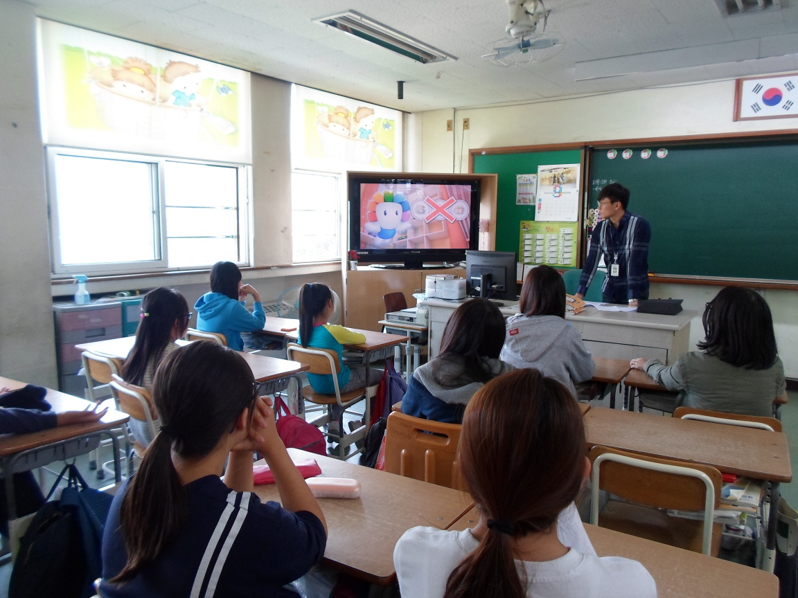학생들이 참참이와 함께하는 선거기야기 영상을 시청하는 모습