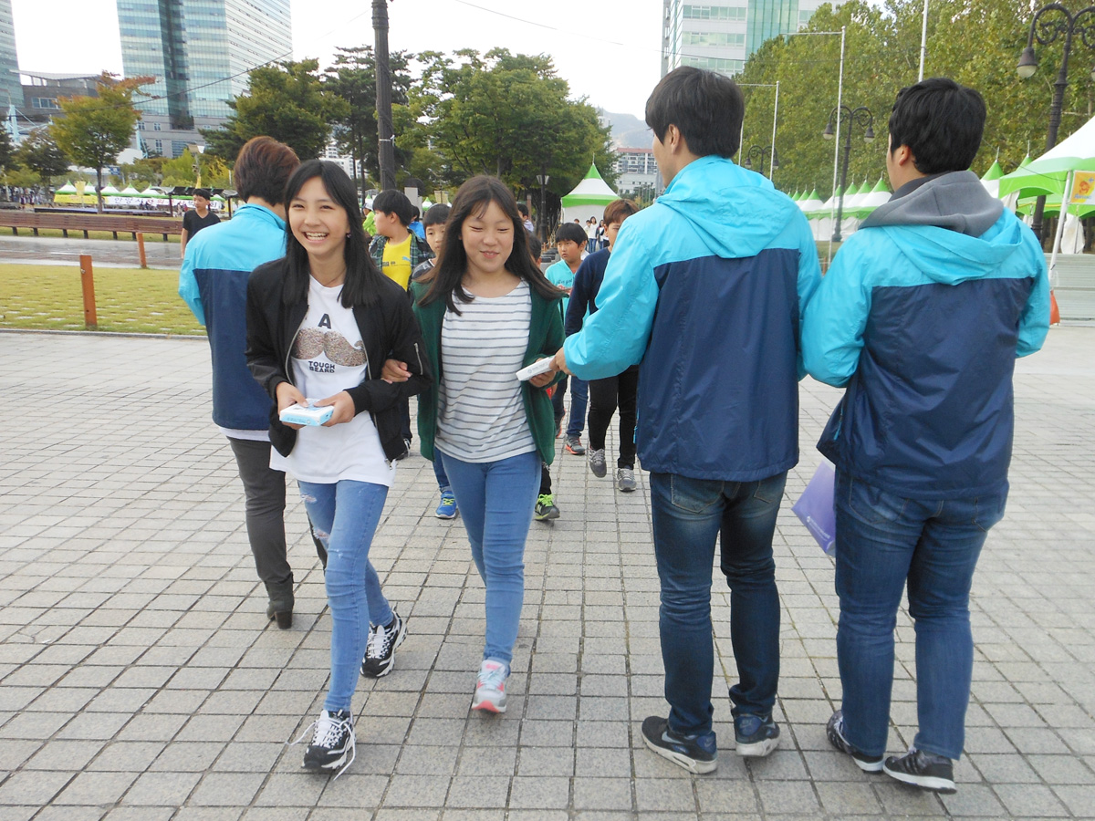 2015. 10. 02. 과태료 및 포상금 안내와 함께 홍보용품을 받고 환하게 웃고 있는 안양시민의 모습
