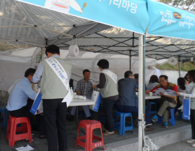전국청소년민속예술제 먹거리마당에서 홍보인쇄물과 물티슈를 나눠주며 설명하는 모습