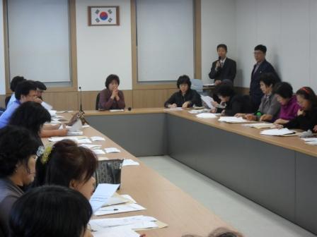 통장을 대상으로 민주시민교육을 하는 사진1입니다