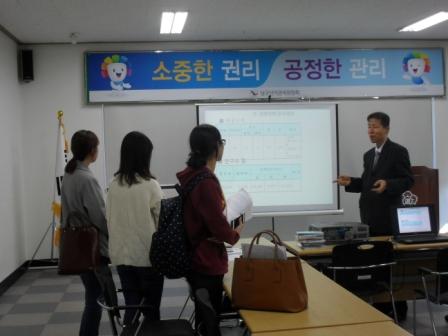대구남구선거관리위원회 관계자로부터 설명을 듣고 있는 장면사진1입니다